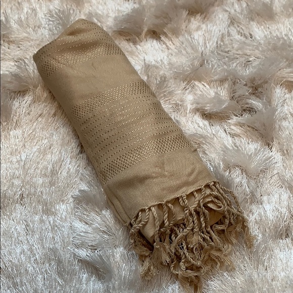 NWOT Cream Lightweight Pashmina-Style Wrap Scarf. - Picture 2 of 3